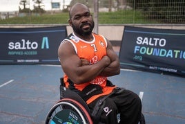 Daniel Obiang antes de un partido amistoso del Salto Bera Bera en la jaula de Sagüés.