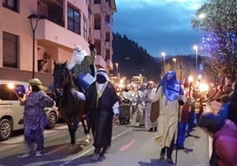 Korosti Dantza Taldea vuelve a dirigir una gran cabalgata en Legazpi