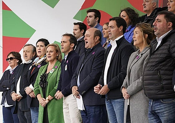 Ortuzar, junto a los nuevos líderes de las territoriales del PNV, en el homenaje a Sabino Arana.