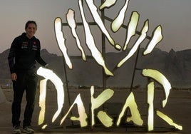 Irene Caminos posa con el logo gigante del Dakar.