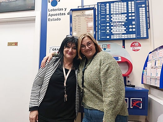 Marce Redondo y Eluxka Omil en su librería de Trintxerpe.