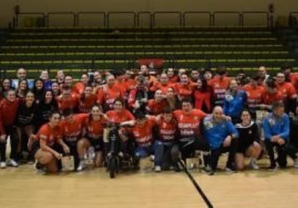 La foto de familia del Ereintza Izarrak en el polideportivo de Galtzaraborda.