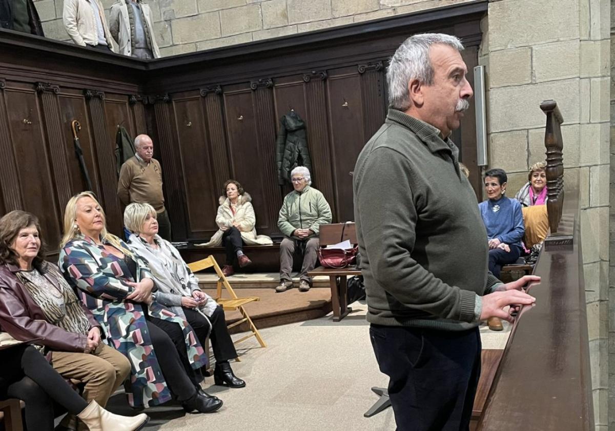 Javier Izeta interpreta desde el coro de la parroquia la canción de Baltasar al finalizar la Misa Mayor del día de Reyes.