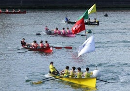 Competición de bateles, con Orio, Zumaia, San Juan y Tolosaldea en una de las tandas de años anteriores.