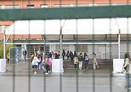 Varias decenas de alumnos acceden por el patio al colegio Amara Berri de Donostia.