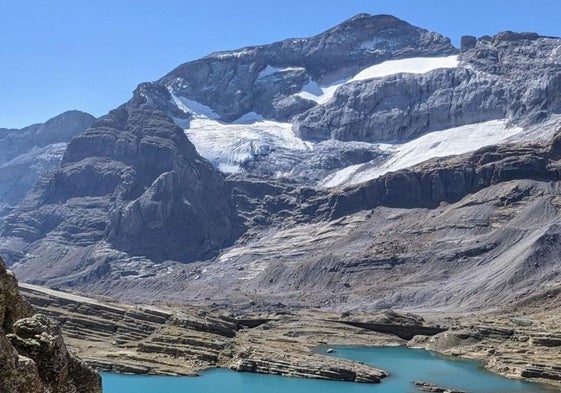 El glaciar de Monte Perdido ha ganado un metro de espesor este año en las zonas donde estaba cubierto por la nieve, pero la ha perdido en los lugares donde el hielo estaba expuesto.