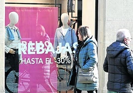 Las principales calles del Centro donostiarra se llenaron de paseantes y consumidores con ganas de rebajas.