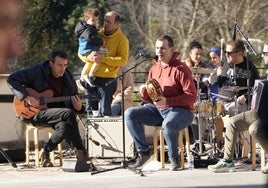 Urki dantza taldea celebró como los años anteriores su exitosa Gaztain Festa en Juanita Alkain plaza con el grupo Malkogarriyak.