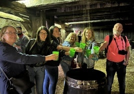 Visitantes disfrutando del zumo de manzana elaborado en el gran lagar de Igartubeiti en la 'Sagardo Astea'.