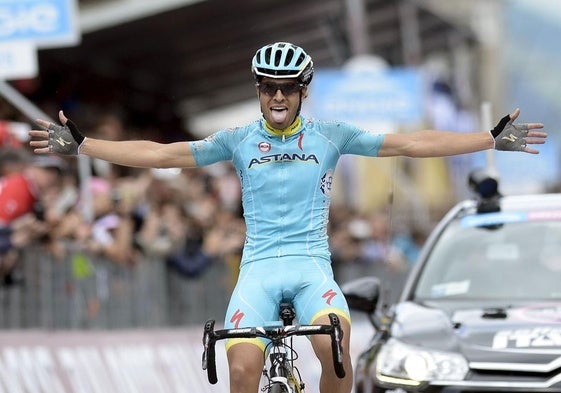 Mikel Landa celebra una de sus dos victorias en el Giro de Italia de 2015 con el equipo Astana.