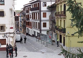 Agentes de la Ertzaintza y la Policía Local de Irun durante el desalojo de Larretxipi 4.