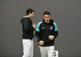 Peio Etxeberria, este miércoles en Getaria con Martija a su espalda.