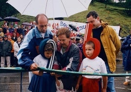 Corte de cinta que dio inicio a la fiesta del Kilometroak de 1996.