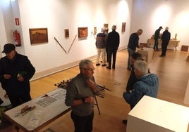 Los protagonistas artísticos de la exposición durante las labores de montaje de la muestra.