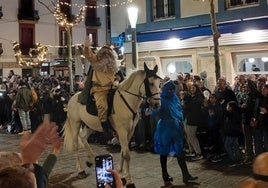 Muchos voluntarios participan en la cabalgata de Reyes.