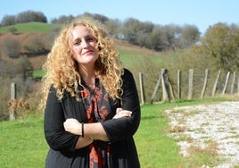 Raquel Andueza en el exterior de su Centro Integral de la Voz y de la Respiración, en el valle de Baztan.