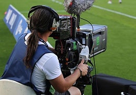 Una camarógrafa de televisión en un partido de la Liga.