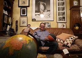 Iñaki Almandoz sostiene un balón de baloncesto en su casa.