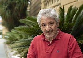 Luis Castells con su libro 'Lecturas de la violencia vasca: Un pasado presente'.