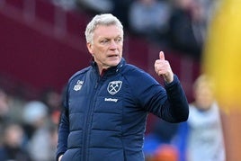 David Moyes levanta el pulgar en uno de sus partidos dirigiendo al West Ham.