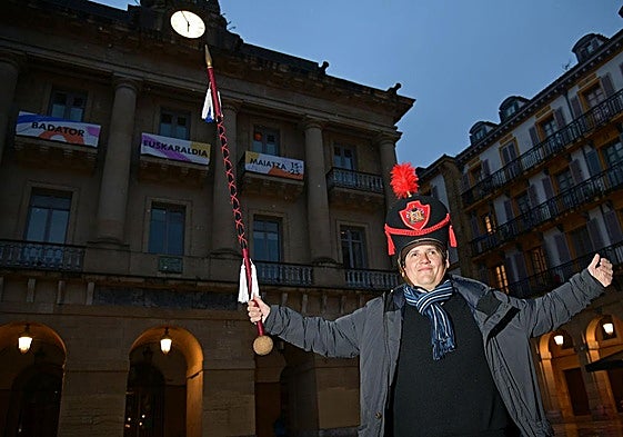Gonzalo Aldanondo, ayer con el bastón de mando en la plaza de la Constitución.
