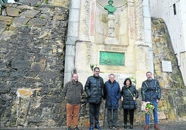 El Aquarium donostiarra recordó ayer a través de un sencillo acto y mediante una ofrenda floral la creación de la primera escuela de pesca por la Sociedad Oceanográfica de Gipuzkoa y junto a Untzi Museoa homenajeó también la memoria de Aita Mari. Acudieron a la cita, entre otros, el presidente del Aquarium, José Ignacio Espel; Aitor Butrón, del Museo Marítimo Vasco; y el alcalde, Eneko Goia.