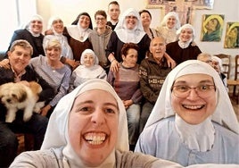 Una decena de las religiosas Clarisas del Monasterio de Belorado (Burgos) junto a sus familias, en una imagen publicada en su cuenta de Instagram @tehagoluz