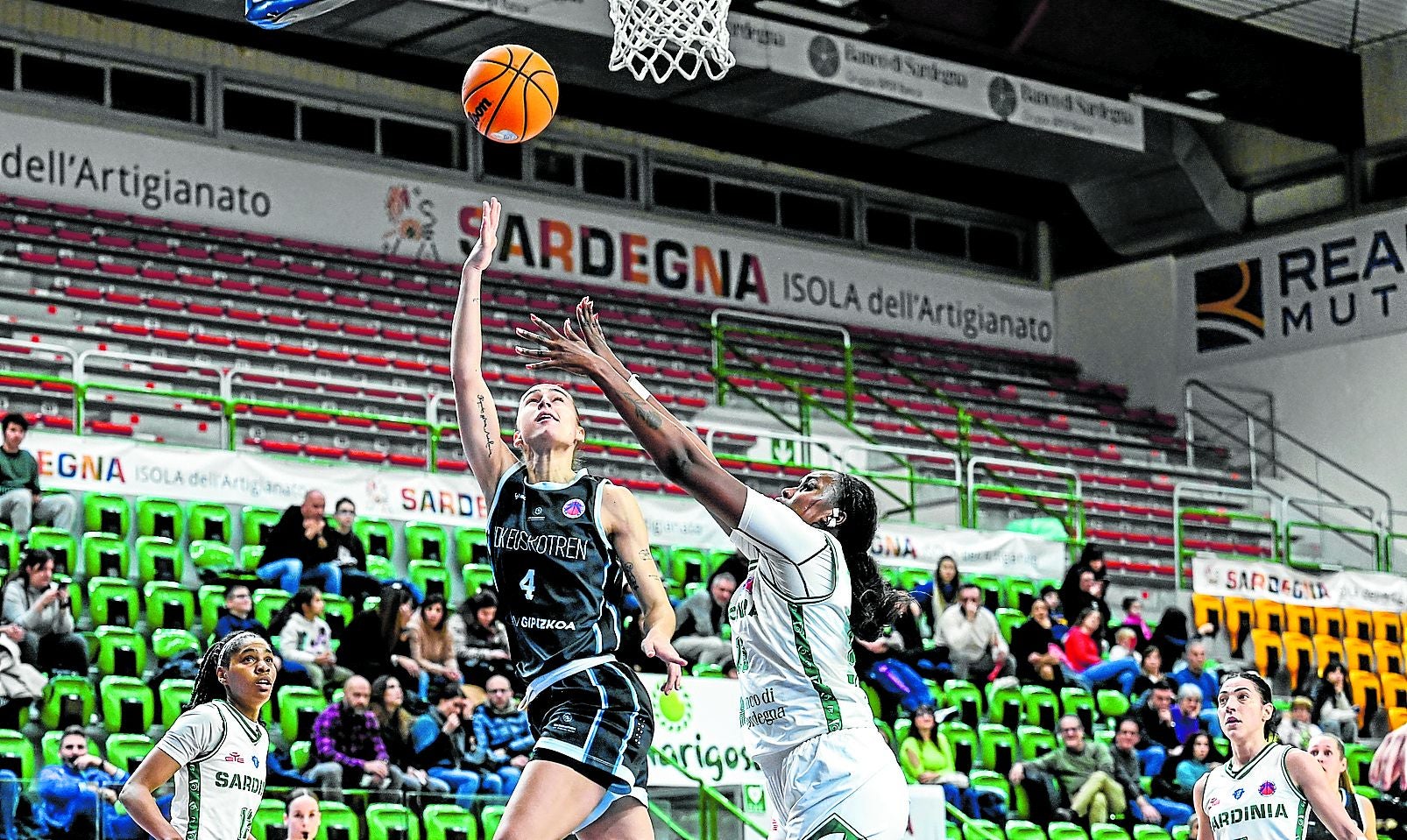 Las pupilas de Azu Muguruza deberán jugar un gran partido para remontar.