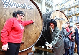 La temporada del Txotx 2025 se ha presentado esta mañana en la Plaza de la Constitución de Donostia.