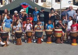 Niños saharauis durante su estancia estival en la comarca de Oarsoaldea gracias a 'Oporrak bakean'.