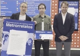 Goitia cuando recibió el premio del concurso madrileño de Metrorrelatos.