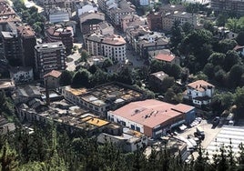 En primera línea, vista general del ámbito de la papelera que el Ayuntamiento se dispone a adquirir.