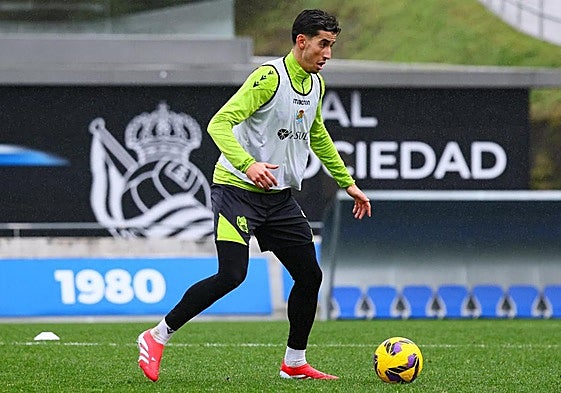 Aguerd controla un balón durante un entrenamiento en Zubieta.
