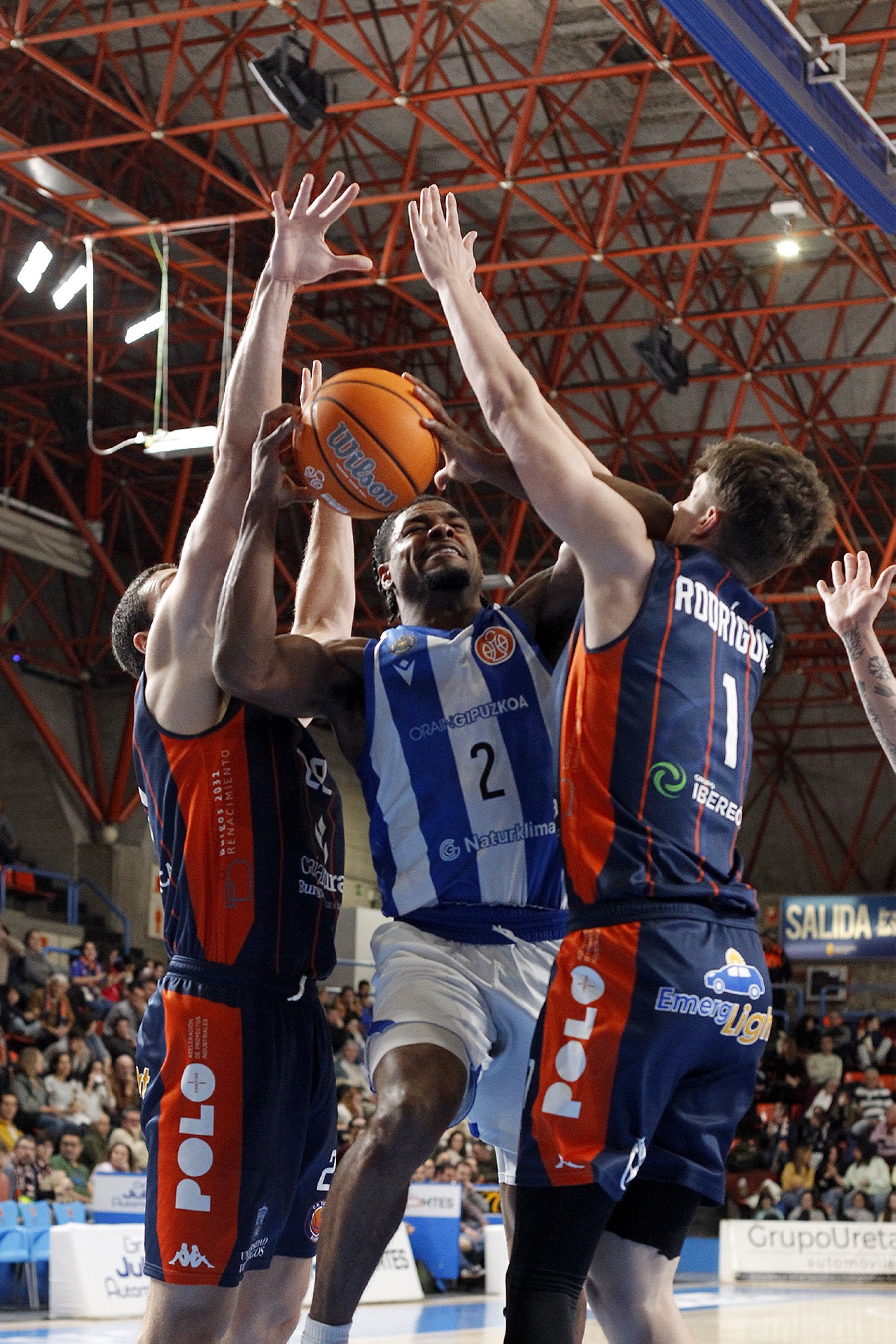 Johnson se levanta ante Simeunovic y Rodríguez.