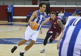 Isaac Mayo bota el balón ante la presencia de Leimanis.