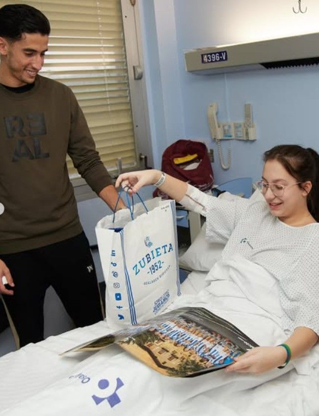 La Real reparte regalos y alegría en el Hospital