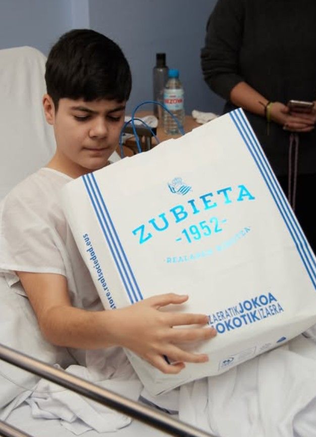 La Real reparte regalos y alegría en el Hospital