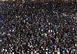 Una multitud llena la plaza de la Constitución en la Izada del pasado año.