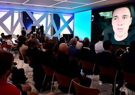 Evenepoel se dirige por videoconferencia a sus compañeros en la concentración del Soudal en Calpe.