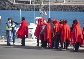 Salvamento auxilia a una patera con 60 migrantes a bordo en aguas próximas a Lanzarote este pasado lunes.