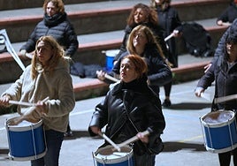 Máxima seriedad en los ensayos de Harri Berri Oleta Danborrada para debutar con éxito el próximo día 20 por las calles de Altza.