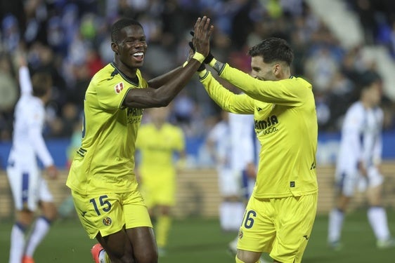 Barry y Baena chocan las manosdespués de un gol del futbolista francés.