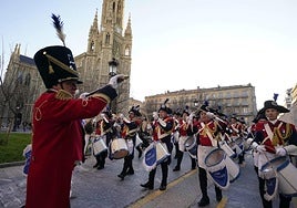 La tamborrada de la Peña Anastasio, la más numerosa de la ciudad con 540 participantes, desfila frente al Buen Pastor.