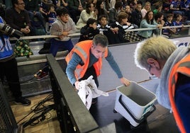 Se han empleado cubos y toallas para la seguridad de las jugadoras.