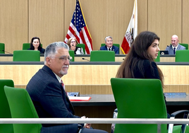 Libby Paquette, y a su izquierda el entonces senador de California, Anthony Portantino, en la defensa de su propuesta de ley ante el Senado.