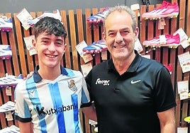 Pedro Ibáñez, jugador del Cadete de Honor de la Real, junto a Titín III, expelotari y tío del futbolista