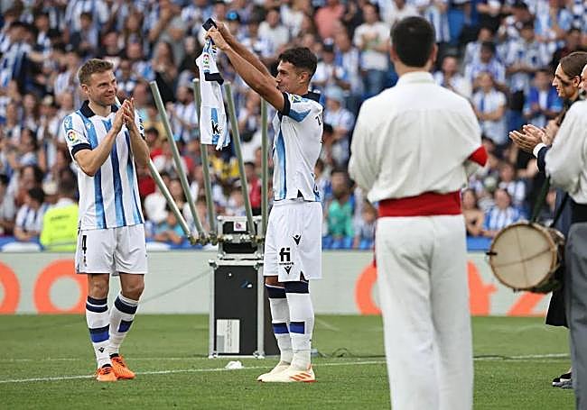 Illarramendi en su despedida, junto a él, Zubimendi.