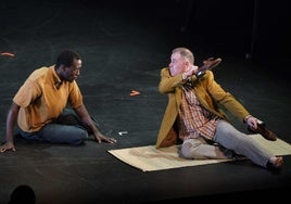 Sambou Diaby y Ander Lipus durante una representación de 'Miñán', la obra de Artedrama que recalará el 17 de enero en el Herriko Antzokia.