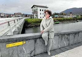 Esther Hernández, sentada junto al río Bidasoa en Hondarribia, lejos del centro privado de Barcelona donde tratan a su hija.