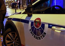 Imagen de un vehículo de la Ertzaintza en una actuación policial.